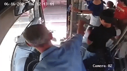 Sürücü onu vuran qadını avtobusdan təpiklə çıxardı - Video