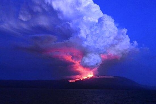 Volf vulkanı püskürməyə başladı - VİDEO