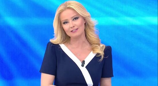 Məşhur aparıcı efir zamanı məmur ilə evlənəcəyini bildirdi - VİDEO