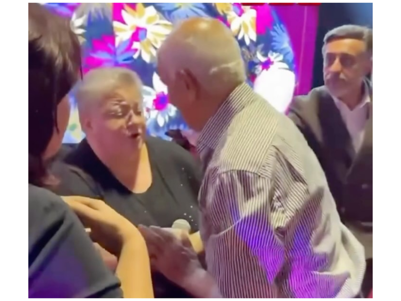 Xalq artistinin əlini öpmək istədi, az qala yıxılacaqdı - (Video)