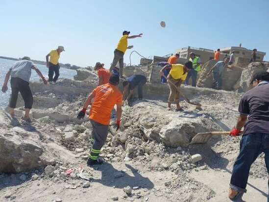 Xəzər sahili sökülən qanunsuz tikililərin qalıqlarından təmizlənir - FOTO