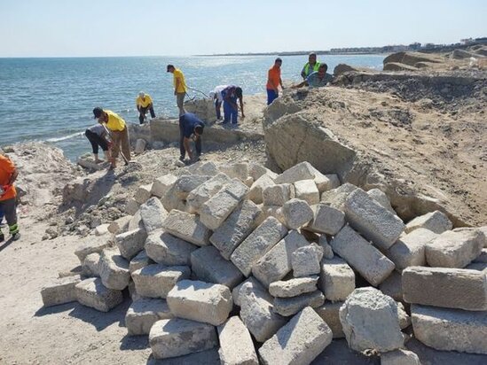 Xəzər sahili sökülən qanunsuz tikililərin qalıqlarından təmizlənir - FOTO