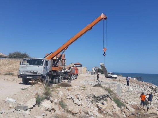 Xəzər sahili sökülən qanunsuz tikililərin qalıqlarından təmizlənir - FOTO