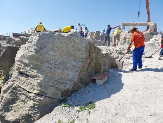 Xəzər sahili sökülən qanunsuz tikililərin qalıqlarından təmizlənir - FOTO