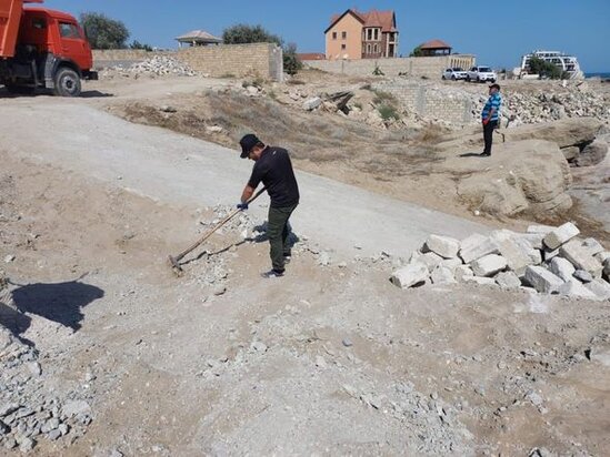 Xəzər sahili sökülən qanunsuz tikililərin qalıqlarından təmizlənir - FOTO