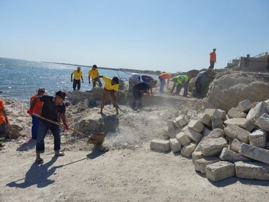 Xəzər sahili sökülən qanunsuz tikililərin qalıqlarından təmizlənir - FOTO