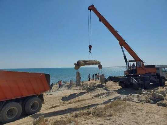 Xəzər sahili sökülən qanunsuz tikililərin qalıqlarından təmizlənir - FOTO