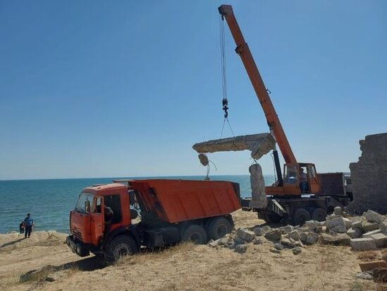 Xəzər sahili sökülən qanunsuz tikililərin qalıqlarından təmizlənir - FOTO