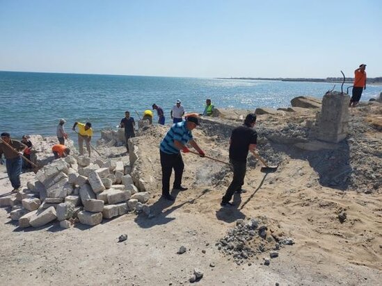 Xəzər sahili sökülən qanunsuz tikililərin qalıqlarından təmizlənir - FOTO
