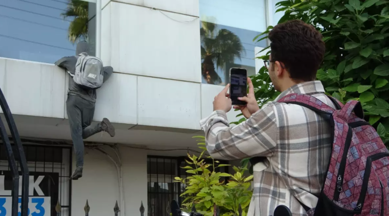 Pəncərəyə qoyulan "oğru mankeni" insanları çaşdırıb: kimisi polisi çağırır, kimisi pəncərəyə daş atır