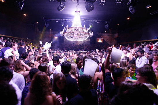 Otelə və gecə klubuna silahlı hücum: 11 ölü, 4 yaralı