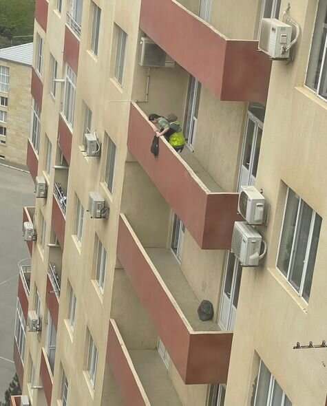 Xumarı təmizlikçi qadın da xilas etmək istəyirmiş... - FOTO