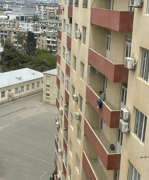 Xumarı təmizlikçi qadın da xilas etmək istəyirmiş... - FOTO