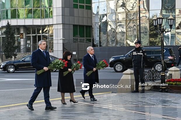 Dövlət və hökumət rəsmiləri Xocalı soyqırımı abidəsini ziyarət edirlər - VİDEO