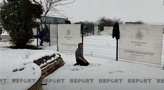 30 ildən sonra Ağdama qayıdan rayon sakini qarın üzərində namaz qılıb