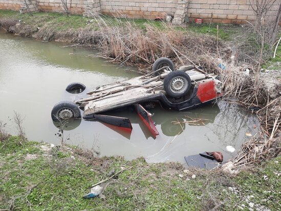 Azərbaycanda avtomobil su kanalına aşıb: 1 qadın ölüb, 2-si uşaq olmaqla 4 nəfər yaralanıb - YENİLƏNİB-VİDEO