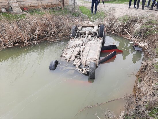 Azərbaycanda avtomobil su kanalına aşıb: 1 qadın ölüb, 2-si uşaq olmaqla 4 nəfər yaralanıb - YENİLƏNİB-VİDEO