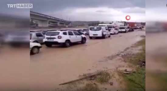 Ankarada yağışlı hava şəraiti gündəlik həyatı iflic etdi - VİDEO