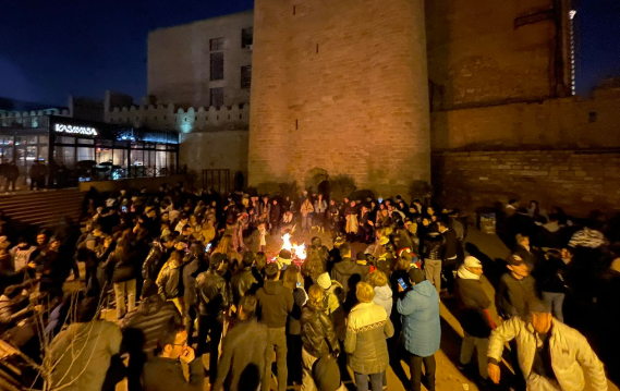 Bakıda tonqal ətrafında yallı... - VİDEO