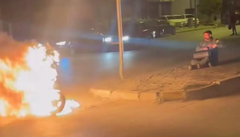 Motosikletini işə sala bilməyən sürücü əsəbiləşib onu yandırdı - VİDEO