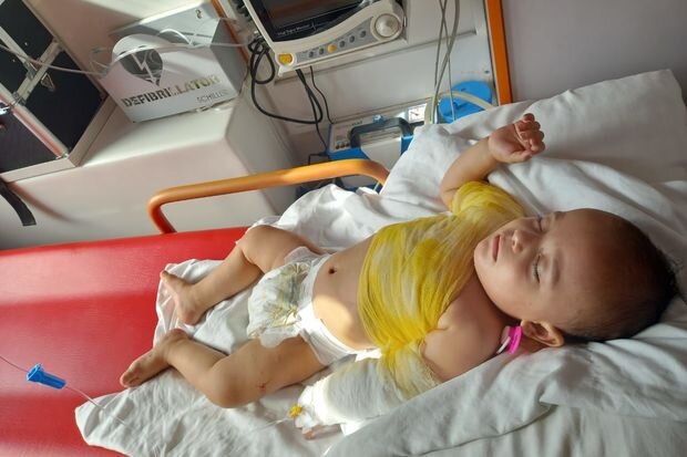 Bir yaşlı körpə yeriməyə çalışarkən qaynar suda yanıb - FOTO