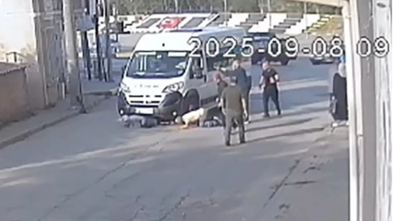 Ana və oğul avtobusun altında qaldı