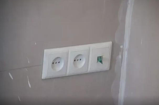 Yataq otağındakı elektrik "rozetkalarının" narahatedici olmasının SƏBƏBİ