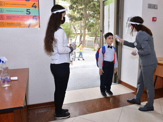 Yaxın günlərdə yenidən onlayn təhsilə qayıda bilərik - Məktəblərdə yoluxma sürətlə artır