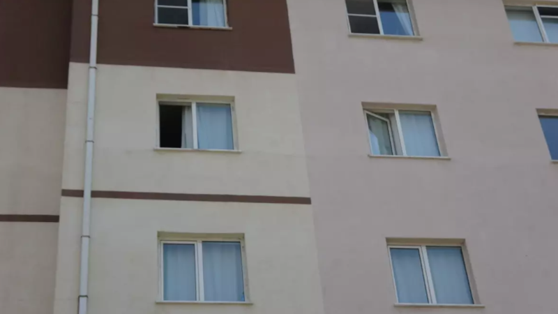 14 yaşlı qız 4-cü mərtəbədən yıxılaraq ağır yaralanıb