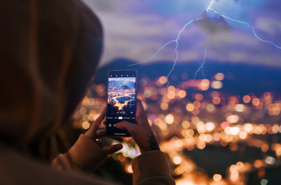 Şimşək çaxarkən mobil telefondan istifadə təhlükəlidir? - Mütəxəssis rəyi