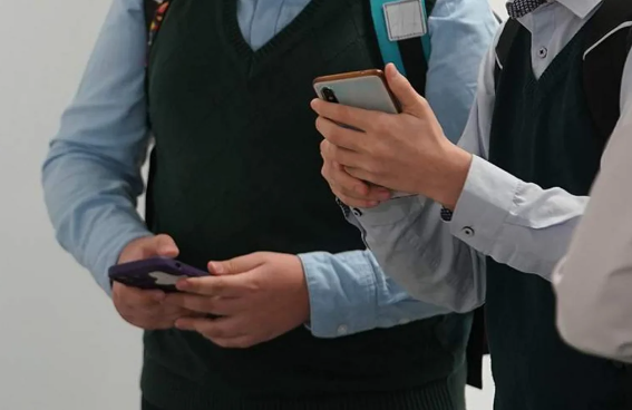 Yeniyetmələrin onlayn təhlükəsizliyi: Qadağalar niyə işə yaramır?