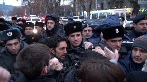 Yerevanda etirazçılarla polis arasında toqquşma - VİDEO