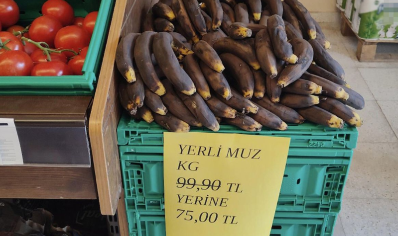 Məşhur marketlərin birində qaralmış bananların endirimlə satılması müzakirə yaradıb