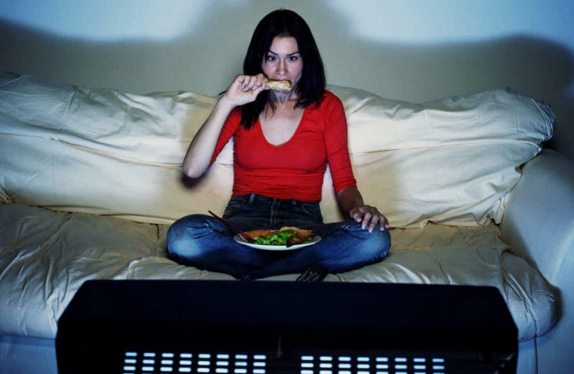 Alimlər yemək yeyərkən televizora baxmağın zərərlərini aşkarlayıblar