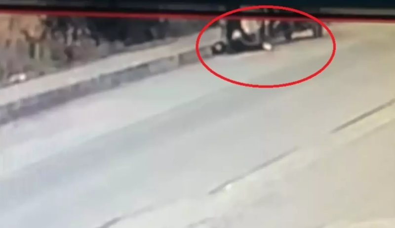 Ata oğlunu yol kənarında bıçaqlayaraq qətlə yetirdi