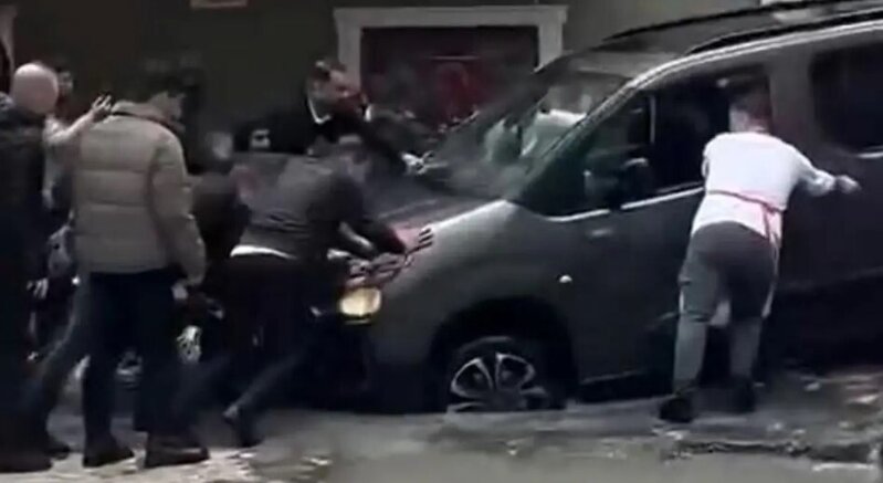 Yağışdan sonra yol çökdü, avtomobillər çuxura düşdü - VİDEO