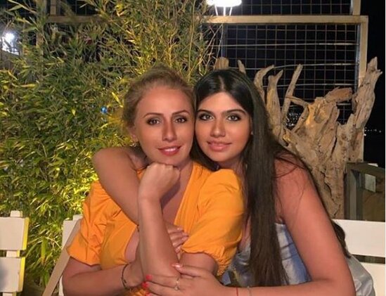 Rozanın qızı sinəsi açıq geyimdə poz verdi - VİDEO