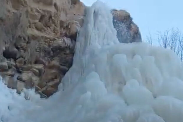 Azərbaycanda şəlalə dondu - VİDEO