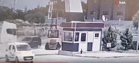 Manevr edən avtomobil tırın altında qaldı - VİDEO