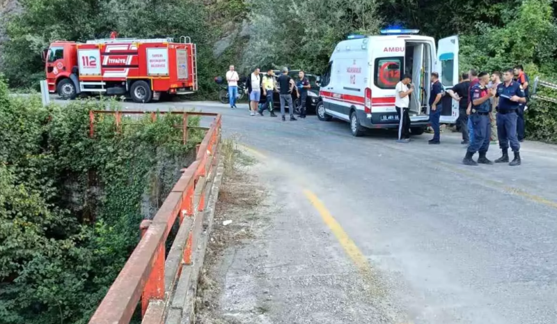 12 yaşlı uşağın idarə etdiyi avtomobil körpüdən aşdı: 1 ölü, 3 yaralı - VİDEO