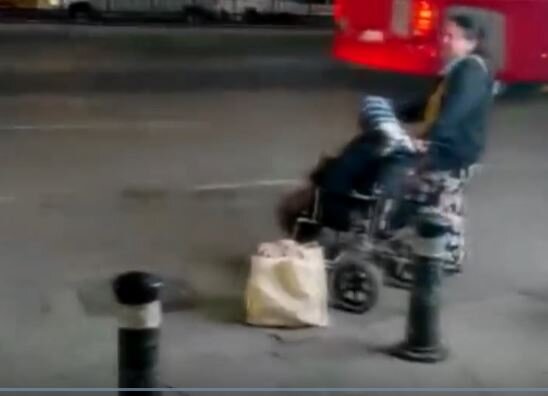 Taksi sürücüsü fiziki qüsurlu şəxsi götürməyib turistlərə üstünlük verir-VİDEO