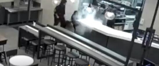 Restoran müdiri müştərinin üzünə qaynar su tökdü-VİDEO