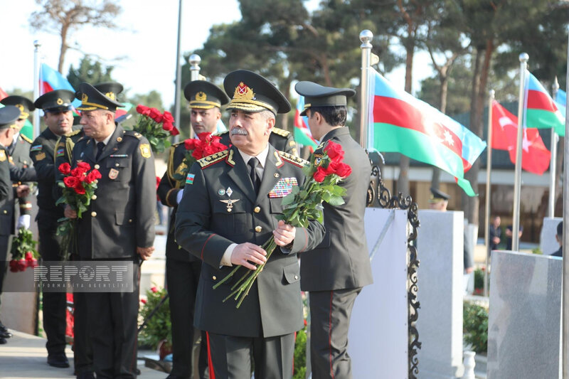 Müdafiə Nazirliyinin rəhbər heyəti Şəhidlər xiyabanını ziyarət edib - FOTO