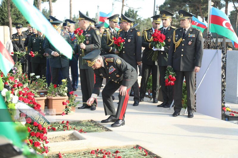 Müdafiə Nazirliyinin rəhbər heyəti Şəhidlər xiyabanını ziyarət edib - FOTO