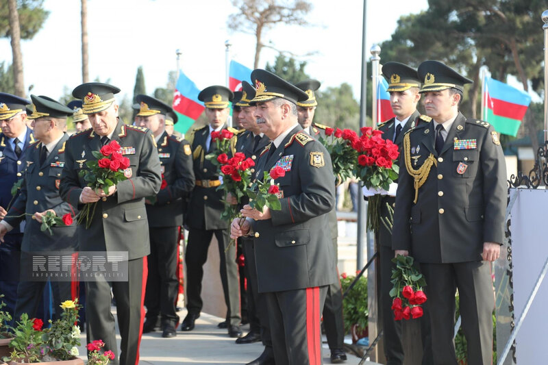 Müdafiə Nazirliyinin rəhbər heyəti Şəhidlər xiyabanını ziyarət edib - FOTO