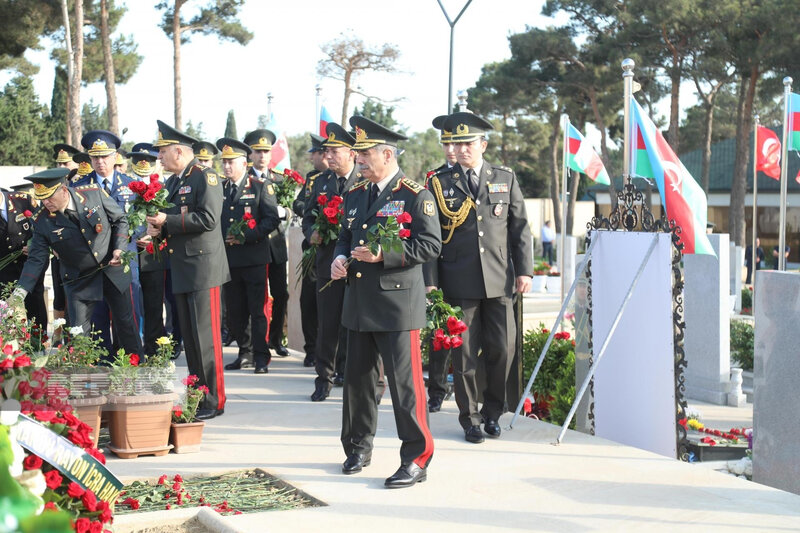 Müdafiə Nazirliyinin rəhbər heyəti Şəhidlər xiyabanını ziyarət edib - FOTO