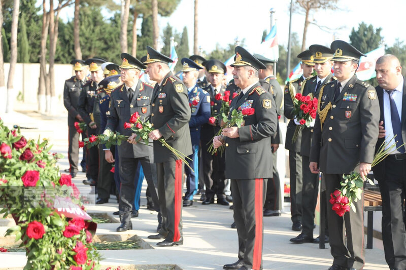 Müdafiə Nazirliyinin rəhbər heyəti Şəhidlər xiyabanını ziyarət edib - FOTO