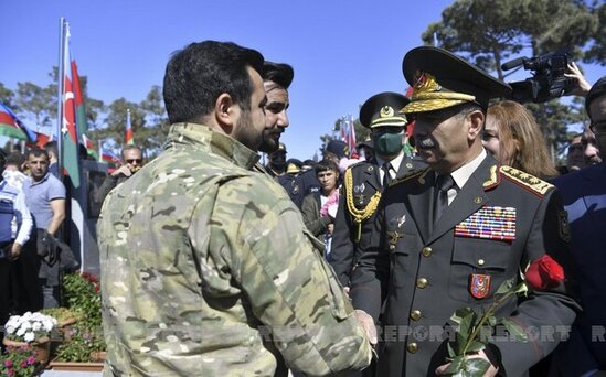 Zakir Həsənov şəhid ailələri və qazilərlə görüşüb