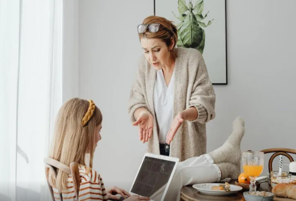 Zəhərli valideynin 10 xüsusiyyəti: Onlar övladlarınızla münasibətlərinizi poza bilər