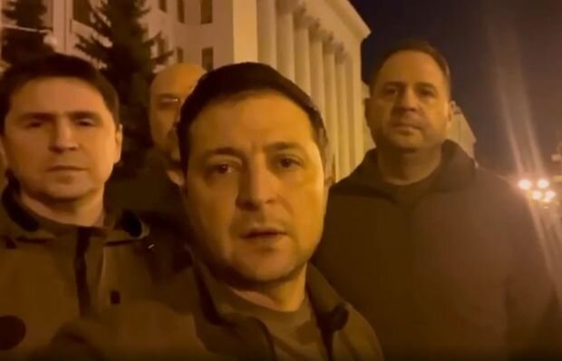 Zelenski hökumət üzvləri ilə birgə küçədən paylaşım etdi: "Biz buradayıq" - VİDEO